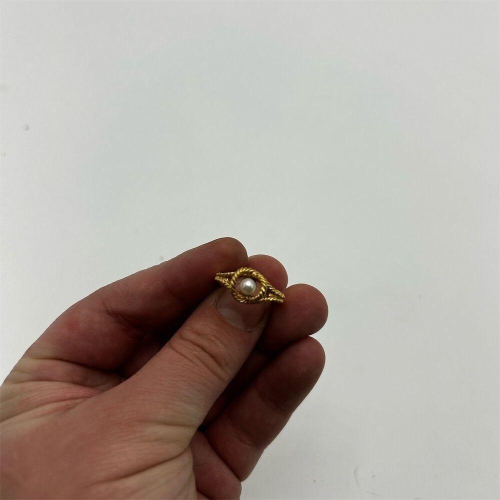 Vintage 1977 Avon Faux Pearl Gold Tone Knot Rope Ring Women's Retro Size 6.5 - Picture 4 of 5